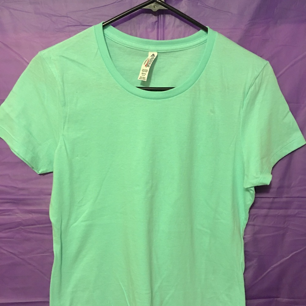 Juniors green tee short sleeve shirt. Never worn